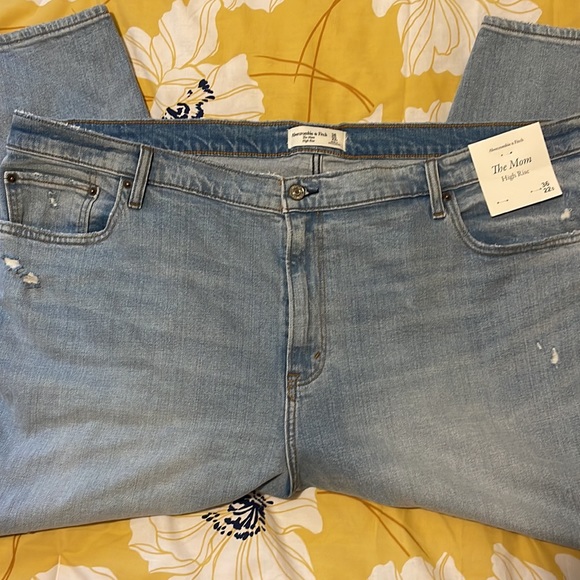 Abercrombie & Fitch The Mom Jeans - Picture 4 of 7
